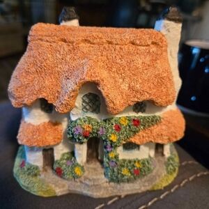 Vintage Cottagecore Resin Thatch Roof Planter Flowers
